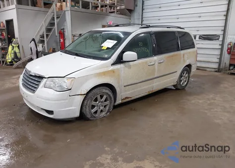 2010 Chrysler Town & Country Touring z USA, uszkodzony, nr VIN 2A4RR5D15AR113781